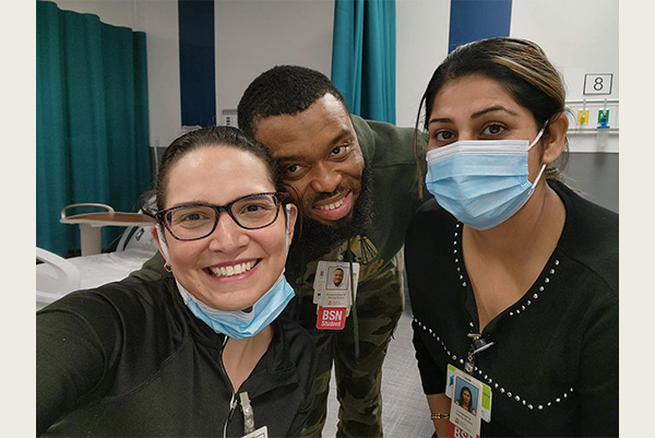 Marina Mendes and two other Nursing students with masks during the pandemic