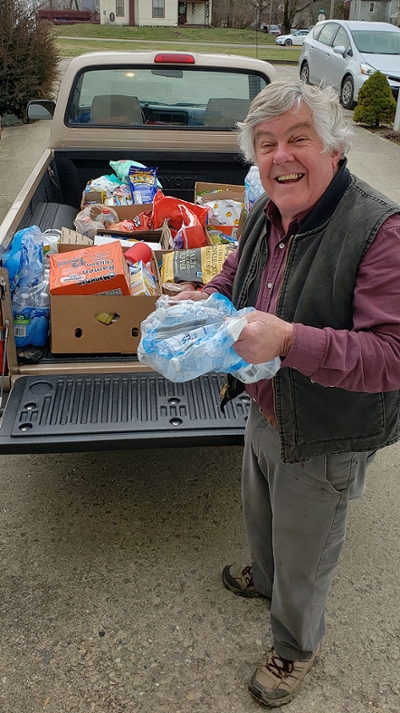 volunteer-with-donated-food