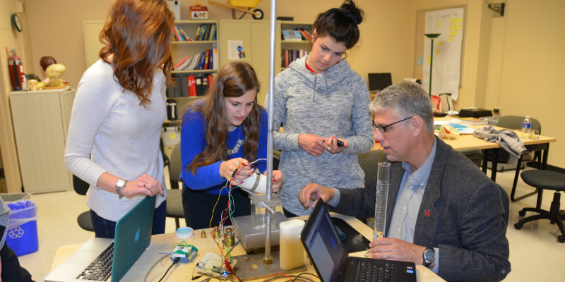 Dr. Bailey Van Kuren working with students in a lab