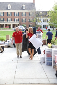 The Crawfords help freshman move into their dorms