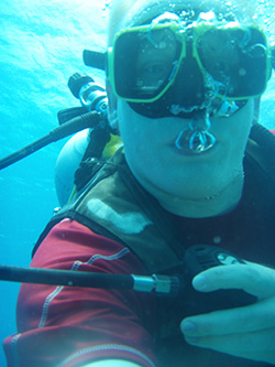 Joe Bazeley selfie with a scuba mask in the ocean
