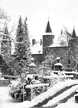 Black and white photo of the chateau in wintertime