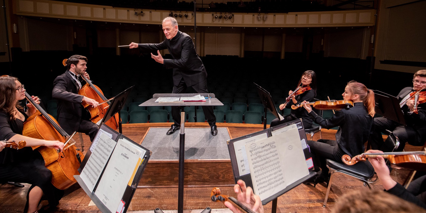 Ricardo Averbach conducts the Miami University Symphony Orchestra.