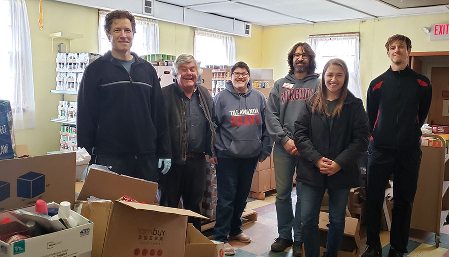 volunteers-at-food-pantry