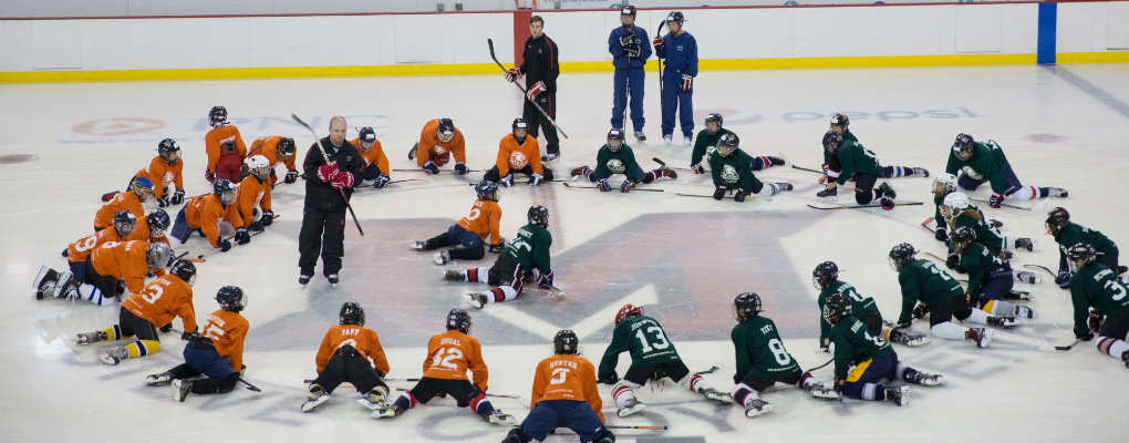  hockey players stretching