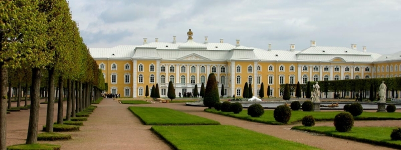  St. Petersburg castle with manicured lawn and fountains