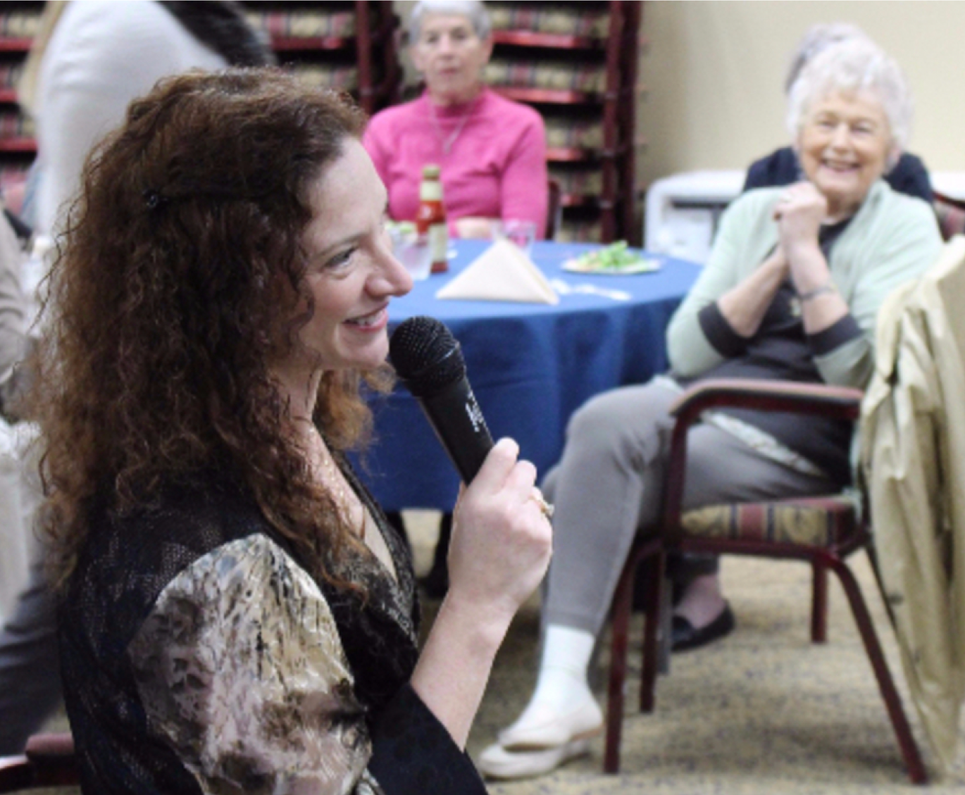 Robin Spielberg speaking at the Knolls of Oxford with seniors