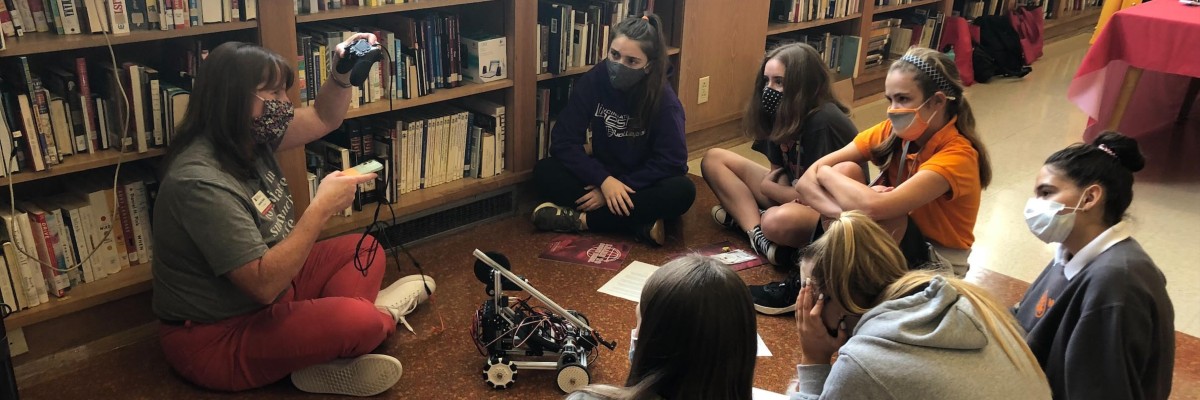  Joanna Hohn showing students a robot