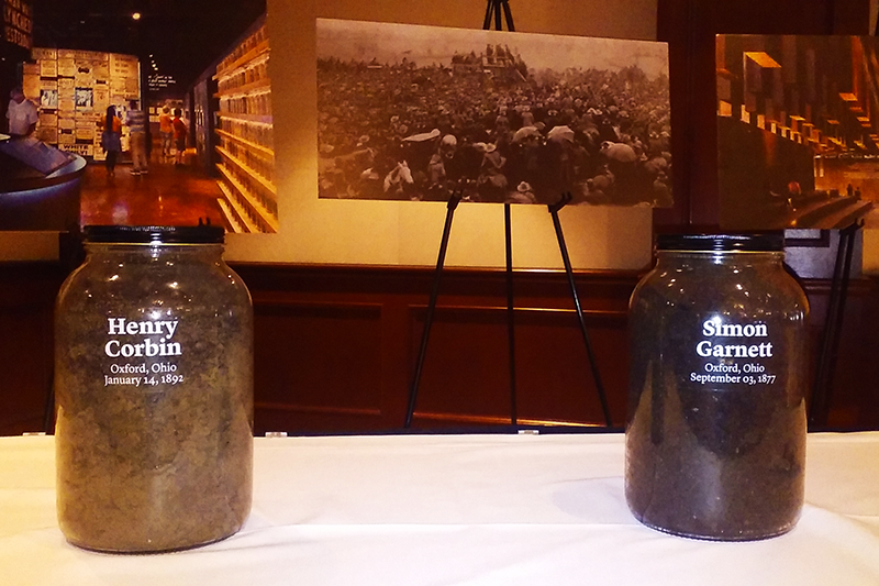  Jars of soil to remember victims of lynchings in Oxford