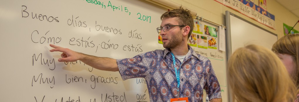 Student teacher teaching a Spanish class
