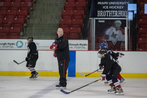 coach wotrking with ice hockey youth