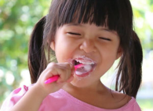 girl brushing teeth