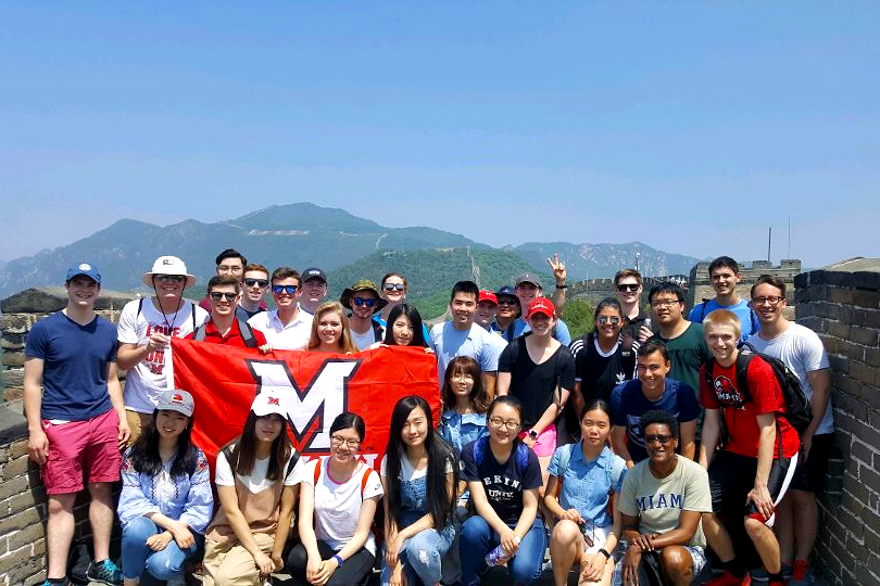 students take group photo on the great wall of china