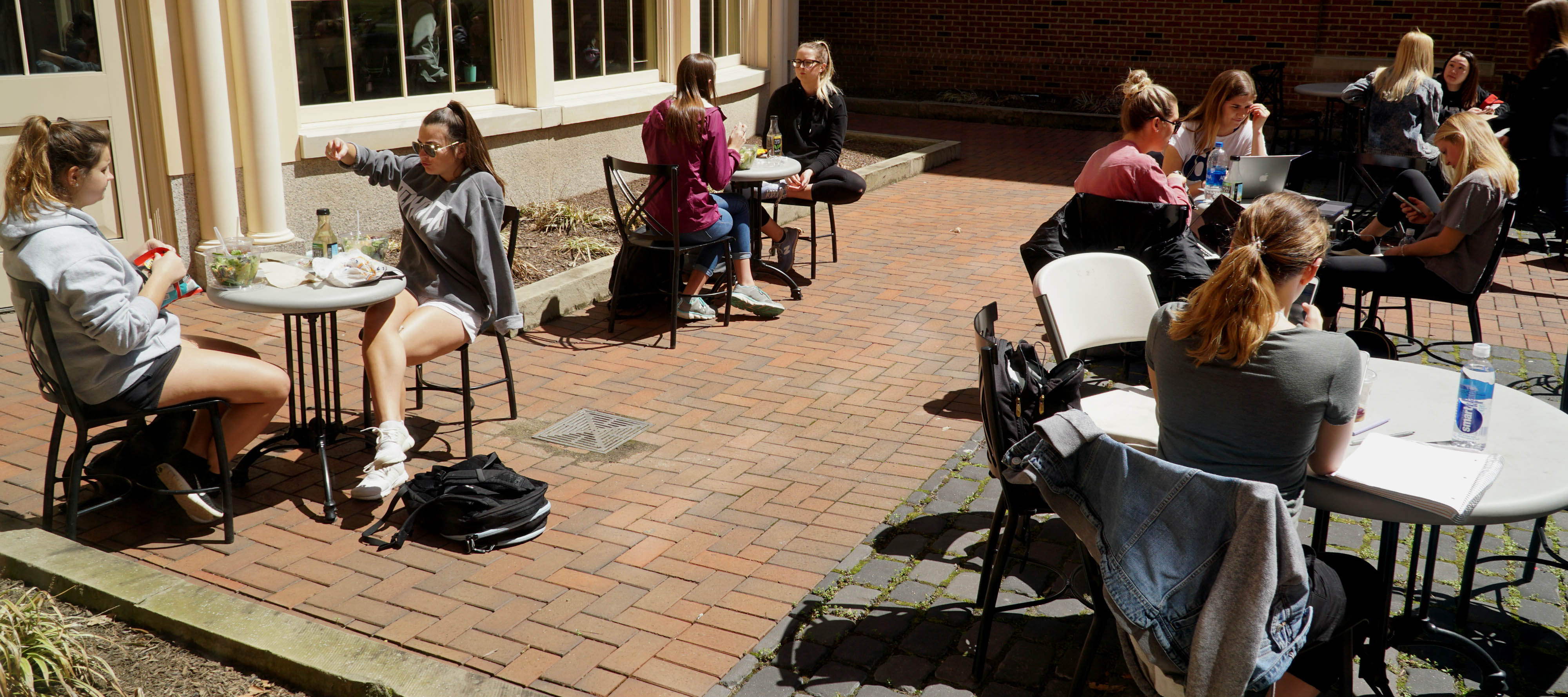 Students eating lunch and studying on FSB patio