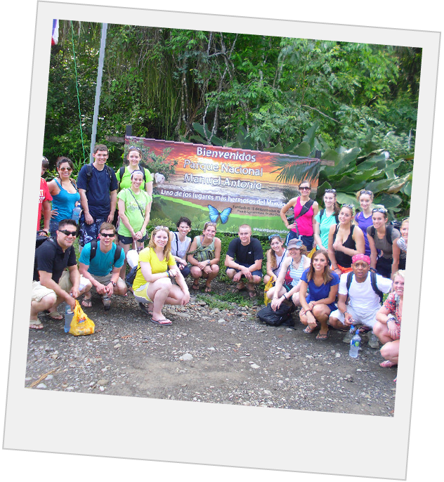 Polaroid of a large group of students in front of a sign that reads 'Bienvenidos Parque Nacional Manuel Antonio'