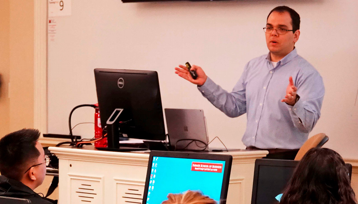 Arthur Carvalho lecturing in class
