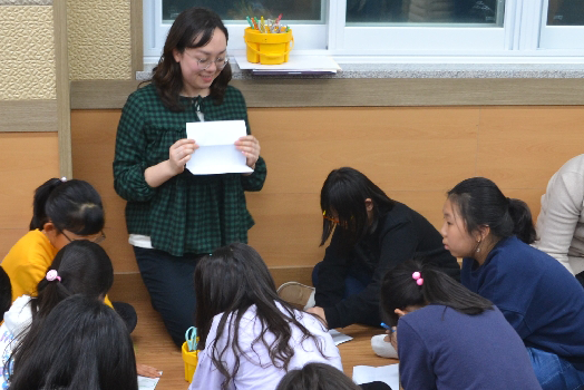 former Miami student teaching in a classroom during her Fulbright Program experience