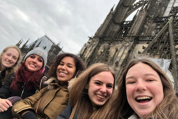 Students in front of Cologne Cathedral