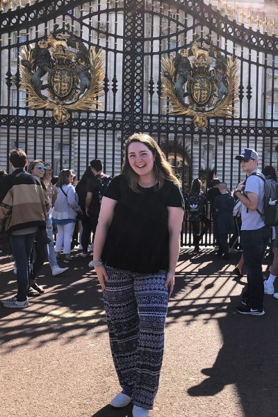 Katelyn Redelman stands in front of Buckingham Palace