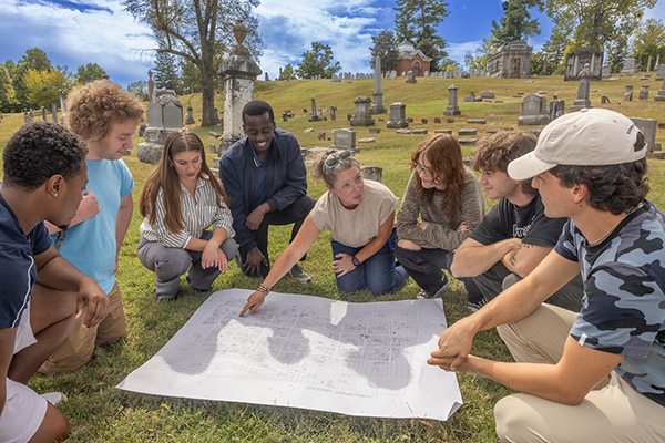 Robbyn Abbitt with students in Oxford cemetery
