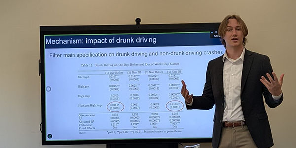 Noah Meyers-Richter presents thesis