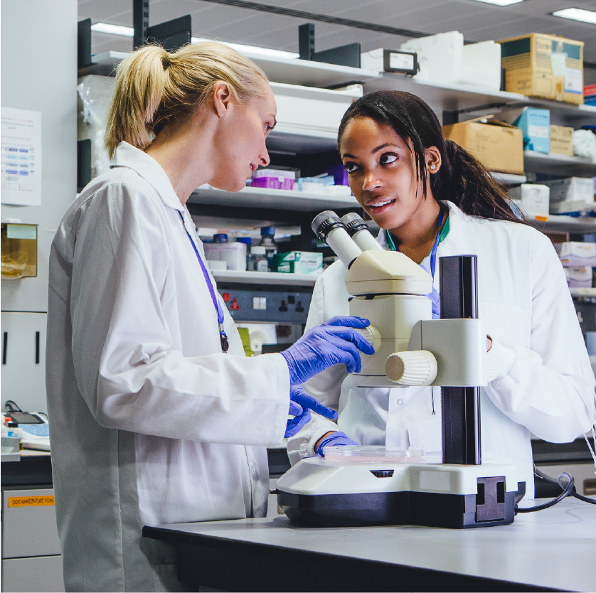 2 females working in a laboratory.