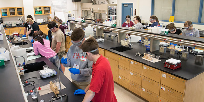  Students in lab synthesizing indigo.