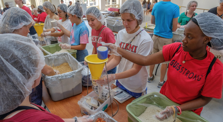 Students packaging meals to send to those in need across the world at the 2018 Welcome Weekend Service Event.