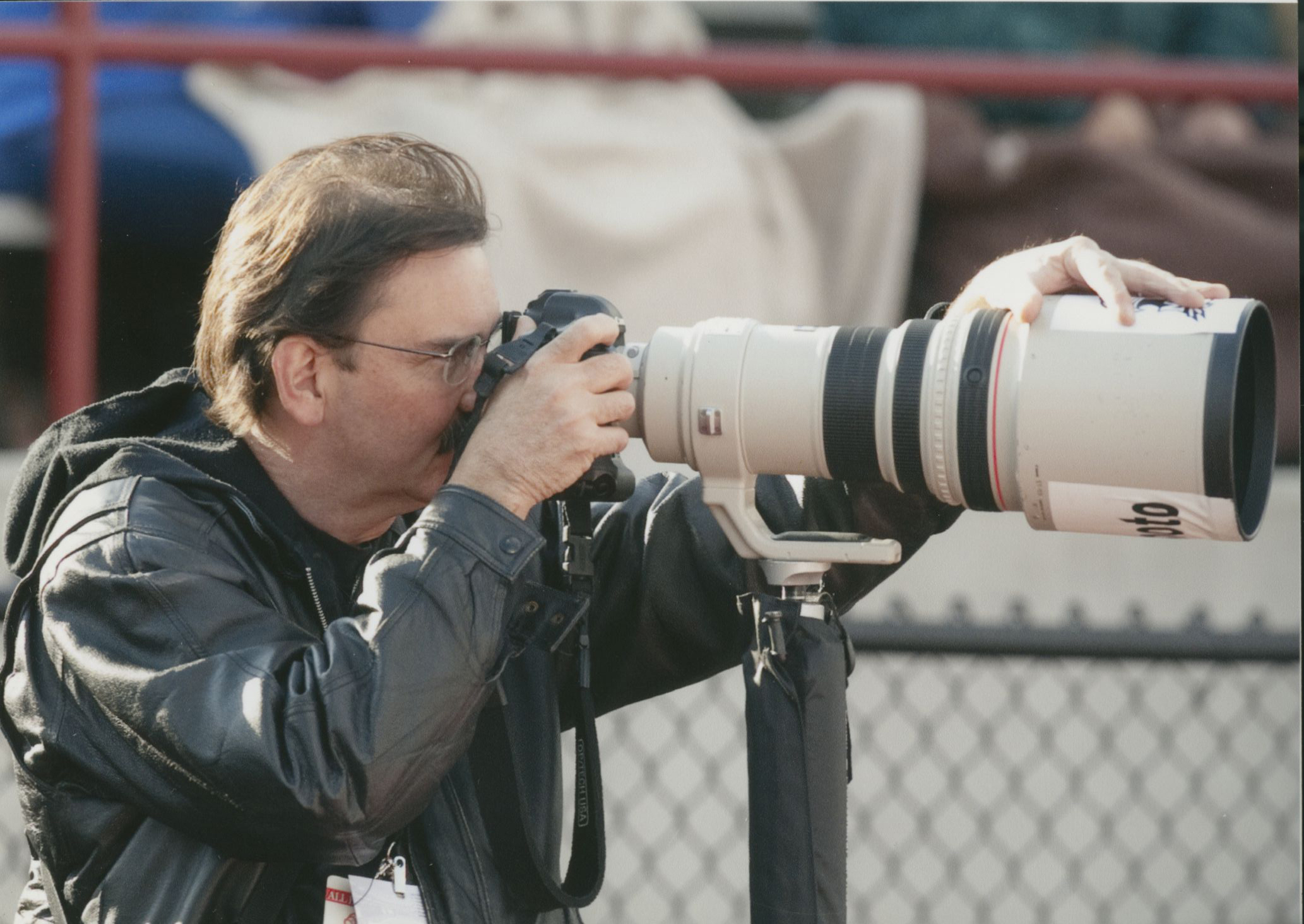 Jeff Sabo using a 400mm lens out on the field